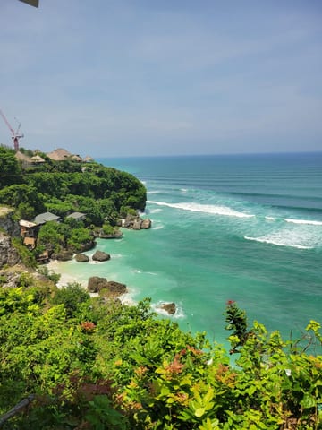 Bingin Beach and turquoise ocean seen from the clifftop in Uluwatu